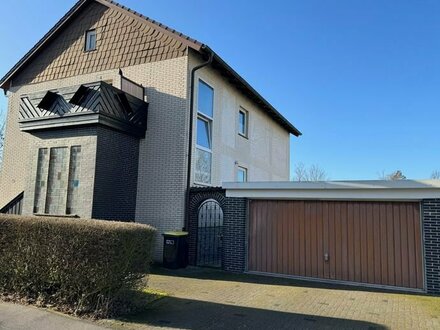 /// Zweifamilienhaus in Niestetal Heiligenrode mit 3 Garagen & Stellplatz ///