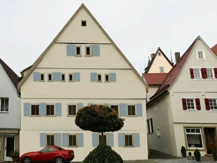 Denkmalsanierung! Gemütliche Maisonette-Wohnung mit Abstellraum