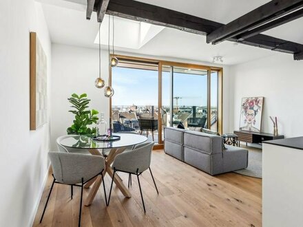 Neubau-Erstbezug: Exklusive Dachgeschoss-Maisonette mit Blick auf den Rheinturm