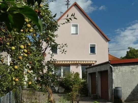 Martinshöhe: Freistehendes Einfamilienhaus mit 2 Garagen und Garten