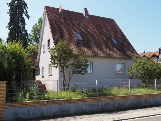 Einfamilienhaus mit Nebengebäude für Handwerker in Fürth-Vach