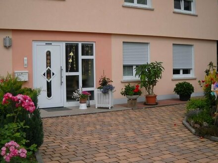 „Kleines Paradies in der Rhön “ Einfamilienhaus mit Garage, Hütte und wunderbarem Grundstück und Brunnen in ruhiger Lage
