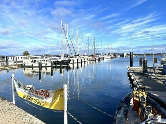 Großes Zweifamilienhaus mit Bauland, 150 Meter zur Marina, gegenüber Insel Usedom, nahe Wolgast