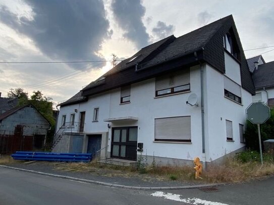 Einfamilienhaus mit altem Nebengebäude