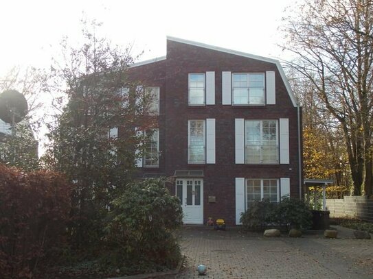 Attraktive 3 Zi.-Maisonette-Wohnung auf parkähnlichem Grundstück in Nienstedten