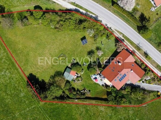 Sonniges Anwesen in Ortsrandlage und Alpenblick - Modernisiertes Einfamilienhaus mit Einliegerwohnung und Baugrundstück