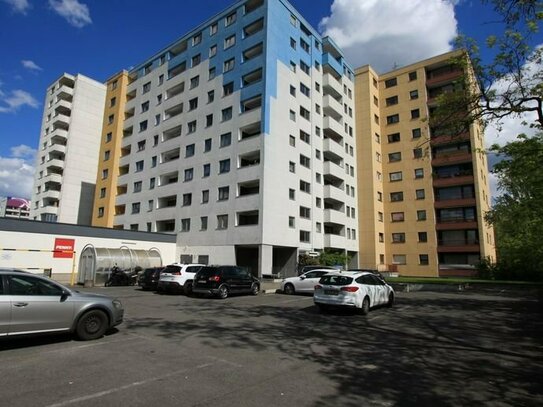 Bezugsfreie 2-Zimmer Eigentums-Wohnung mit großzügigem Balkon und Tiefgaragen-Stellplatz in belebter Lage