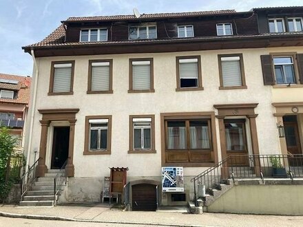 Zwei- bis Dreifamilienhaus mit umfangreichem Modernisierungsbedarf