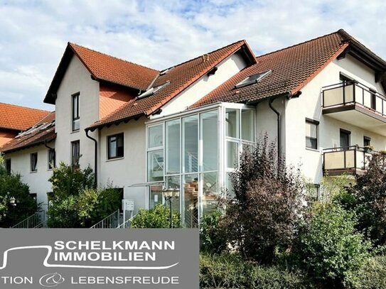 Große Dachgeschosswohnung mit Balkon und perfektem Blick ins Grüne