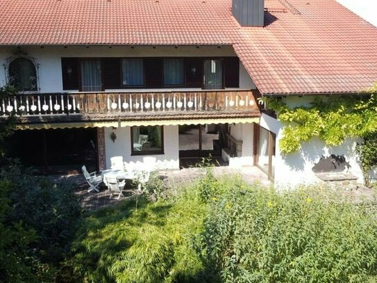 Möbliertes, helles WG-Zimmer in einer 3er-WG in einem riesigen Einfamilienhaus mit Indoor-Pool auf großem Grund!