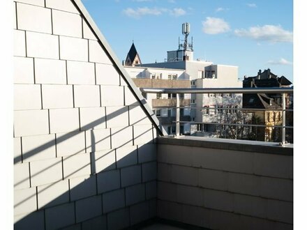 SOMMER AM WEISSEN STEIN: Dachgeschoss mit Loggia und Ausbaupotential zum Selbstbezug!