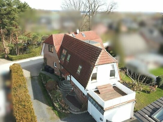 Eine schicke Alternative zum Haus: 4,5-Zimmer Dachgeschosswohnung nahe der Elbe mit großem Balkon & Garage in Neuengamme