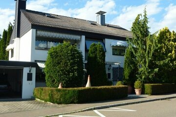 Freistehendes 2-Familien-Haus mit parkähnlichem Garten und 4 Garagen in Lauingen (Landkreis Dillingen a. d. Donau, Bayern)