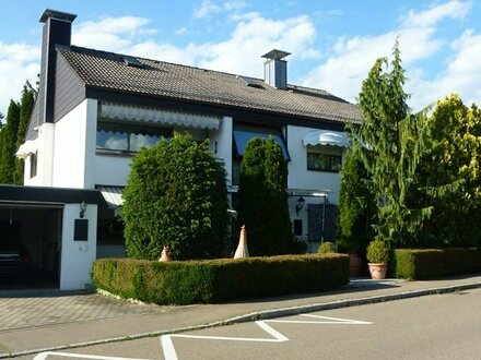 Freistehendes 2-Familien-Haus mit parkähnlichem Garten und 4 Garagen in Lauingen (Landkreis Dillingen a. d. Donau, Baye…