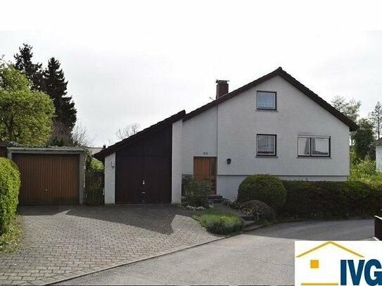 Sonniges Einfamilienhaus mit Einliegerwohnung, großem Grundstück, Balkon und Garagen in Bad Wurzach!