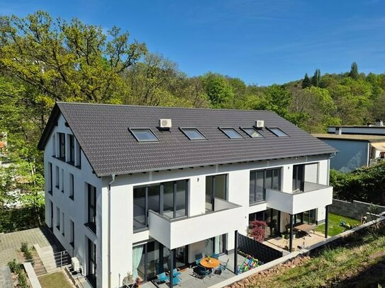 Einziehen und loswohnen! Neubau Maisonette-Wohnung mit Balkon und zwei TG-Stellplätzen in KA-Durlach