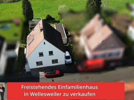 Freistehendes Einfamilienhaus mit langer Garage, Keller und Garten in Wellesweiler