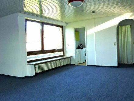 Studentenwohnung in ES, Seracher Str.: 1-Zi.-DG-Wohnung in ruhiger Lage mit PKW-Stpl. und kleiner Küche