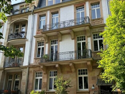 BEST OF WESTEND-NORD: Helle 4-Zimmer Wohnung in denkmalgeschütztem Stil-Altbau mit Aufzug und 2 Balkonen