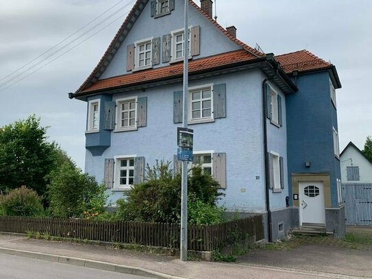 Stark renovierungsbedürftiges, großzügiges Wohnhaus mit separater Garage