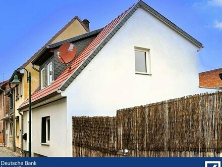 Modernes Einfamilienhaus mit Garten und Einbauküche