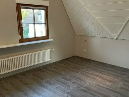 Ansprechende 2-Zimmer-DG Wohnung mit Einbauküche in Rheinstetten zu vermieten.