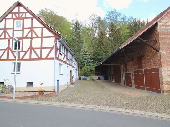 Gepflegtes Zweifamilienhaus mit Scheunengebäude in Melsungen-Röhrenfurth