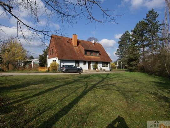 Platz für Ideen!!! Zweifamilienhaus und ehemalige Kirche auf großem, sonnigen Grundstück.