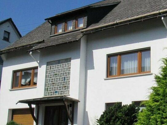 Zweifamilien- oder Mehrgenerationenhaus mit Garten + Garagen + Balkon in ruhiger Lage von Weitefeld!