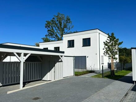 Siegblick inklusive! Neubau-Doppelhaushälfte mit Garten, Einliegerwohnung, Carport, Stellplatz und zwei Terrassen in To…