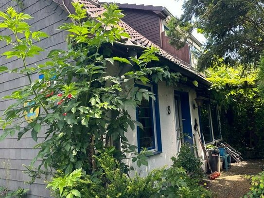 stark sanierungsbedürftiges Einfamilienhaus an der Hamburger Stadtgrenze