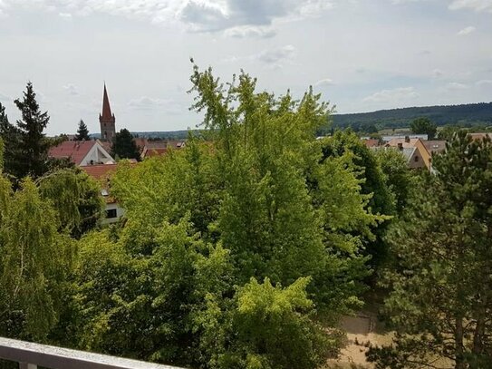 Geräumige Zweizimmerwohnung, ruhige Lage mit Südbalkon, Fernsicht, Aufzug, TG in Fürth Burgfarrnbach