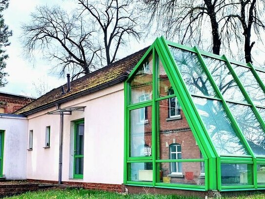 Wohnhaus, freistehend, 4 Zimmer inkl. großem Wintergarten, Terrasse, Parkplätze vor der Tür.