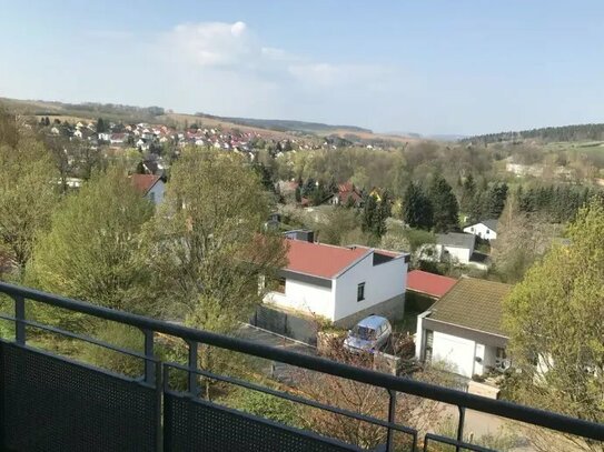 Über den Dächern von Gera: Singlewohnung mit Balkon, Einbauküche und traumhaftem Ausblick