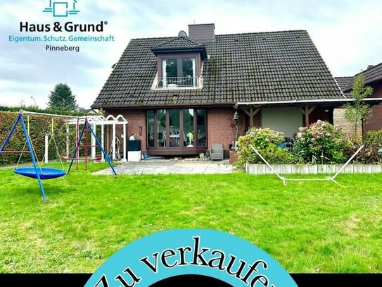 Bezaubernde Dachgeschosswohnung mit Carport, Stellplatz und großem Garten in Rellingen!