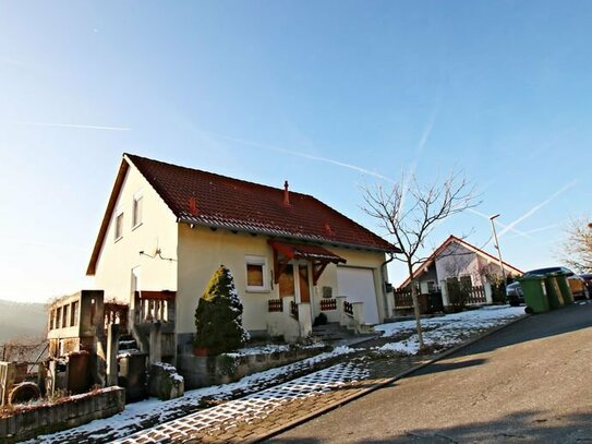 Schönes freistehendes Einfamilienhaus mit Einliegerwohnung und tollem Fernblick