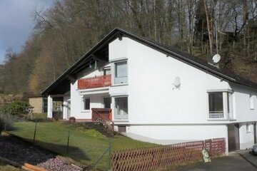 Freistehendes Zweifamilienhaus in naturnahe Lage