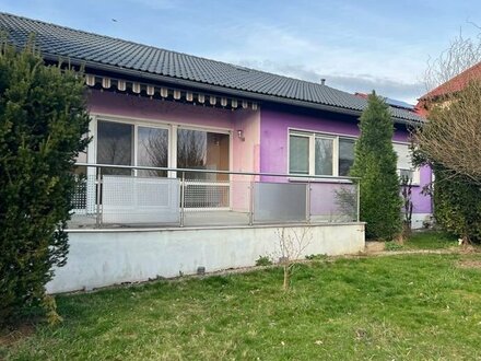 SANIERUNGSBEDÜRFTIGES EINFAMILIENHAUS MIT EINGEWACHSENEM GARTEN UND GARAGE IN ERBENDORF