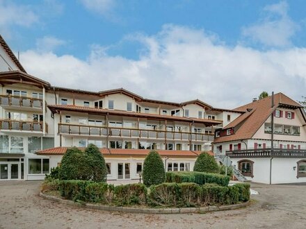 Gepflegtes Hotel mit großem Grundstück und Tennisplätzen