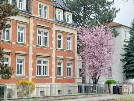 Möblierte lichtdurchflutete 3-R Wohnung über 2 Ebene mit zwei Tageslichtbädern! Balkon! Stellplatz!