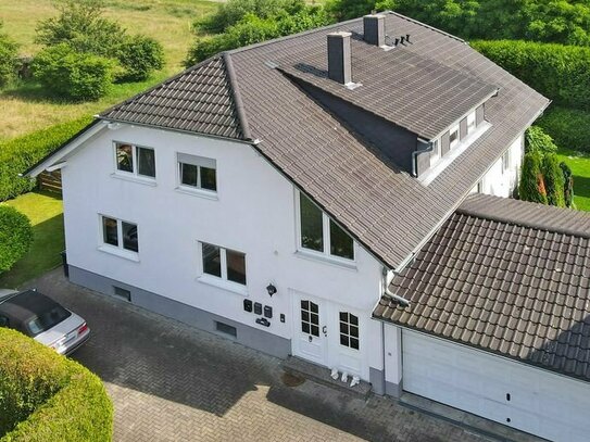 Stattliches Zweifamilienhaus mit großem Garten in gepflegter, naturnaher Ortsrandlage