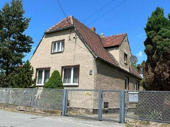 Sanierungsbedürftiges Einfamilienhaus in hübscher Nachbarschaft beim Barockgarten Großsedlitz