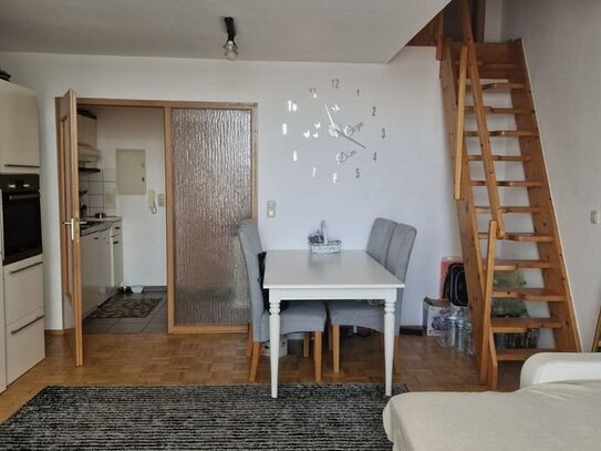 Zwei Zimmer Komfort Maisonette Wohnung, ruhige Lage, Wü-Lengfeld, EBK & Stellplatz