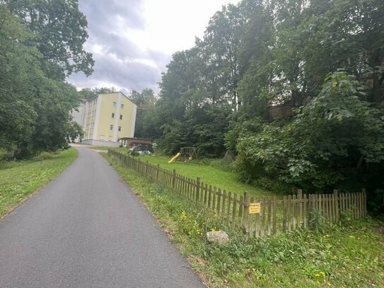 Barrierefreie 2-Raum-Whg. mit einem raumhoch gefliestem Tageslichtbad mit Badewanne Fenster mit Jalousien