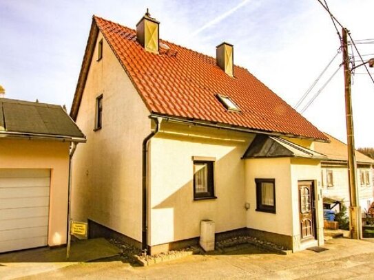 Einfamilienhaus mit Garage und kleinem Garten