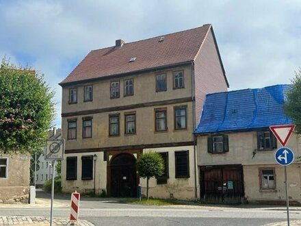 Renovierungsbedürftiges Mehrfamilienhaus in zentraler Lage