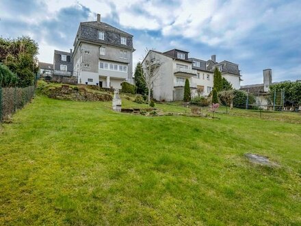 Atemberaubende Aussicht auf Wälder und Wiesen: Dreifamilienhaus mit schönem Gartengrundstück