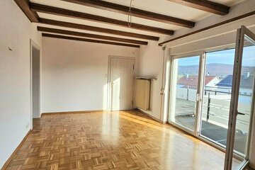 Gepfl. 3.5 Zimmer Wohnung mit großem Terrassenbalkon + 2x Kellerräume/Garage + extra DG Studio!