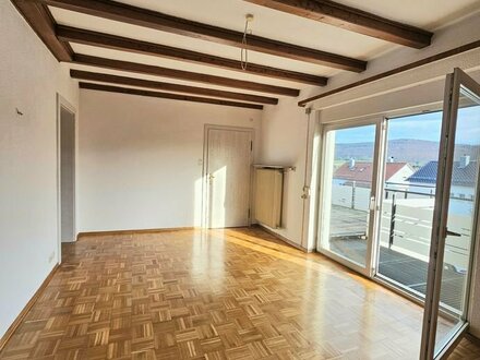 Gepfl. 3.5 Zimmer Wohnung mit großem Terrassenbalkon + 2x Kellerräume/Garage + extra DG Studio!