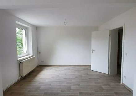 2- Renovierte 2-Raum-Wohnung / Bad mit Wanne und Fenster